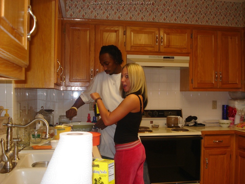 Черный член врезается в плоть молодой девушки 9 фото Черный член врезается в плоть молодой девушки 9 фото