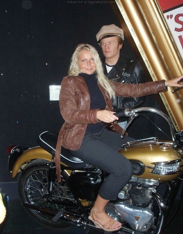 Домашние снимки неверной своему мужчине девушки 4 фото