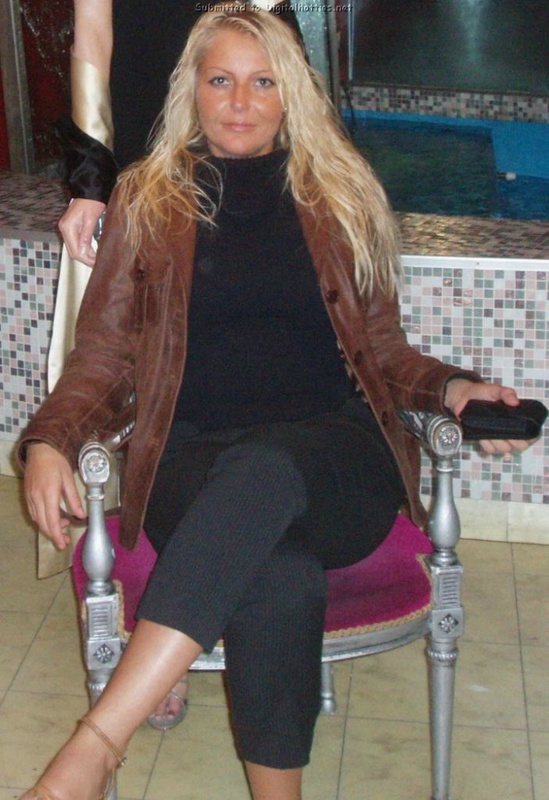 Домашние снимки неверной своему мужчине девушки 2 фото