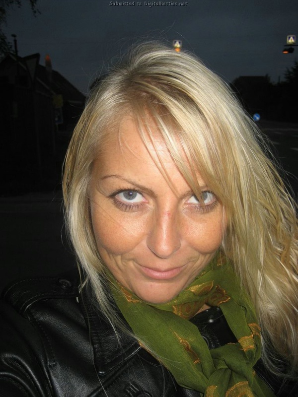 Домашние снимки неверной своему мужчине девушки 6 фото