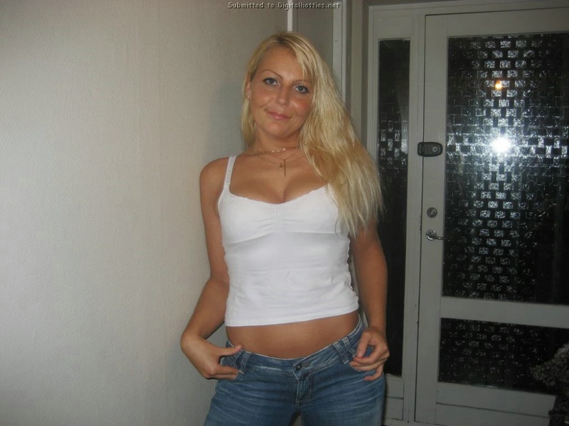 Домашние снимки неверной своему мужчине девушки 15 фото