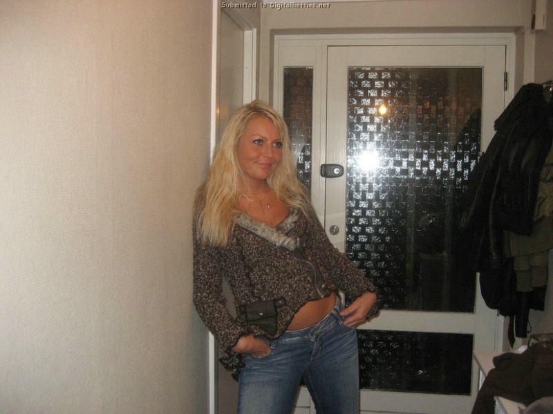 Домашние снимки неверной своему мужчине девушки 14 фото