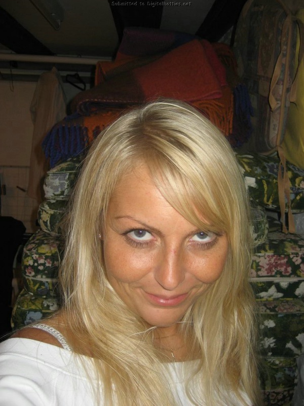 Домашние снимки неверной своему мужчине девушки 7 фото