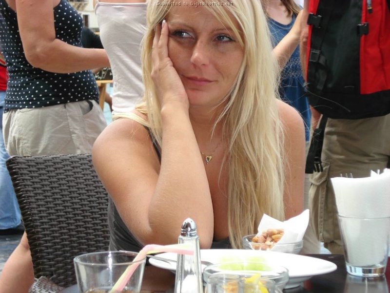 Домашние снимки неверной своему мужчине девушки 12 фото