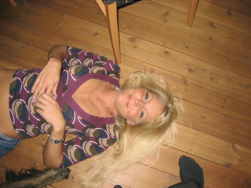 Домашние снимки неверной своему мужчине девушки 17 фото