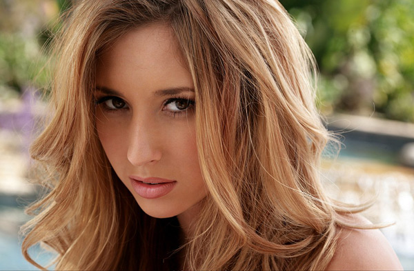 Красивая миледи обнажила сиськи у бассейна 15 фото Красивая миледи обнажила сиськи у бассейна 15 фото