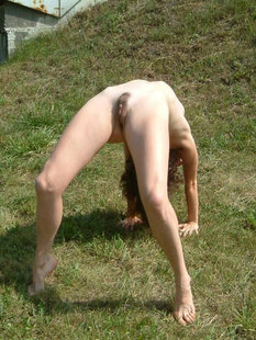 Мамка на природе показывает свои таланты