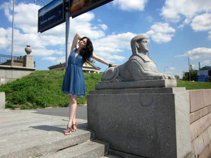 Обнаженная брюнетка гуляет по городским улицам 1 фото