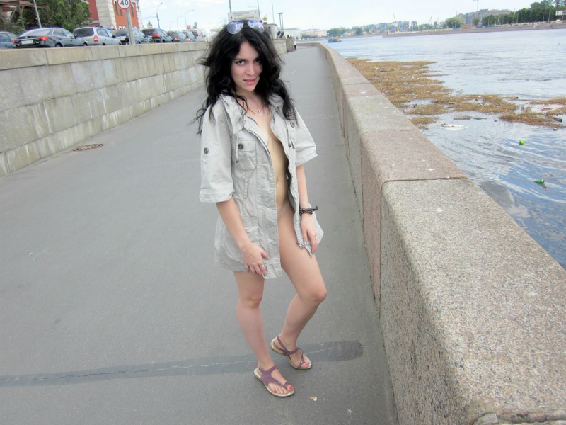 Обнаженная брюнетка гуляет по городским улицам 8 фото