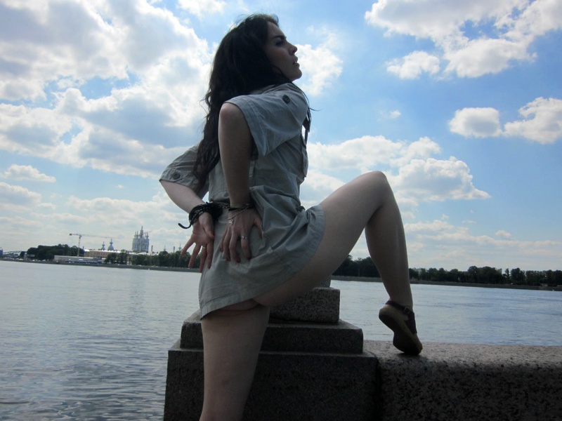 Обнаженная брюнетка гуляет по городским улицам 7 фото