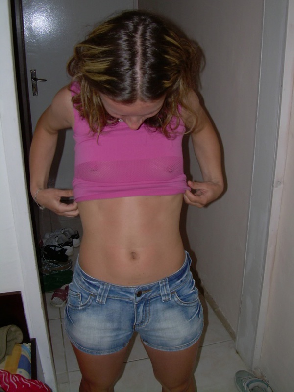 Молодая девчонка собирается отправиться на пляж и позагорать голышом 2 фото Молодая девчонка собирается отправиться на пляж и позагорать голышом 2 фото