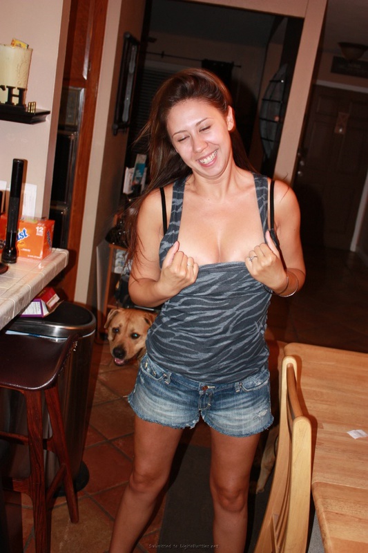 Показала свою обнаженную попку 2 фото Показала свою обнаженную попку 2 фото