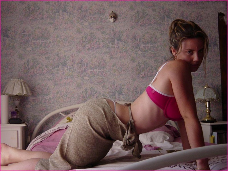 Мамочка играет дома с секс игрушкой 3 фото Мамочка играет дома с секс игрушкой 3 фото