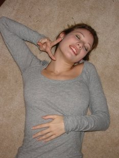  Блондинка обнажает свои прелести - 13 фото 