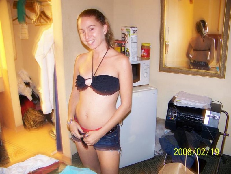 Шустрая девка ерзает на кровати и сосет пенис приятеля 1 фото Шустрая девка ерзает на кровати и сосет пенис приятеля 1 фото