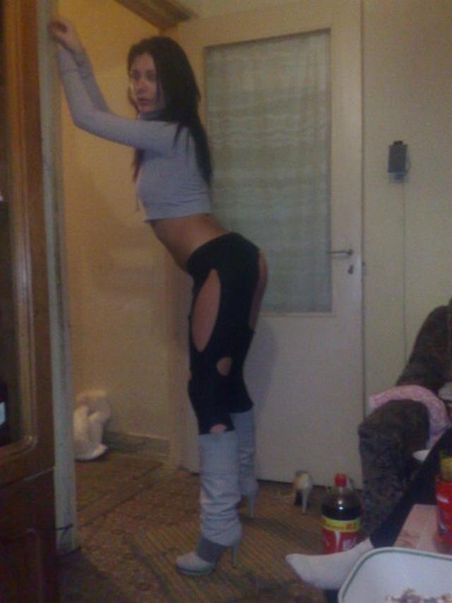 Молодая сексуальная брюнетка обожает флиртовать 5 фото Молодая сексуальная брюнетка обожает флиртовать 5 фото