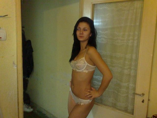 Молодая сексуальная брюнетка обожает флиртовать 12 фото Молодая сексуальная брюнетка обожает флиртовать 12 фото