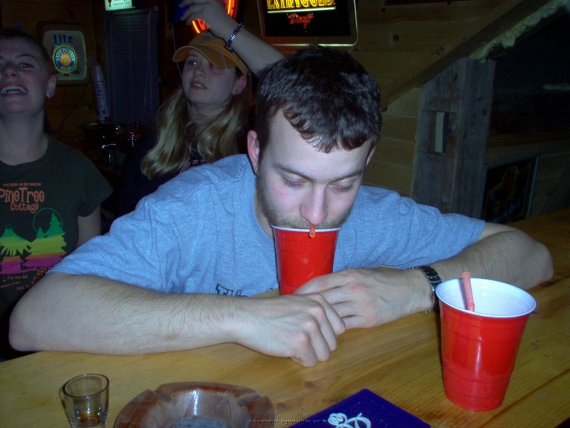 Симпатичная брюнетка делает отсос приятелю 17 фото Симпатичная брюнетка делает отсос приятелю 17 фото