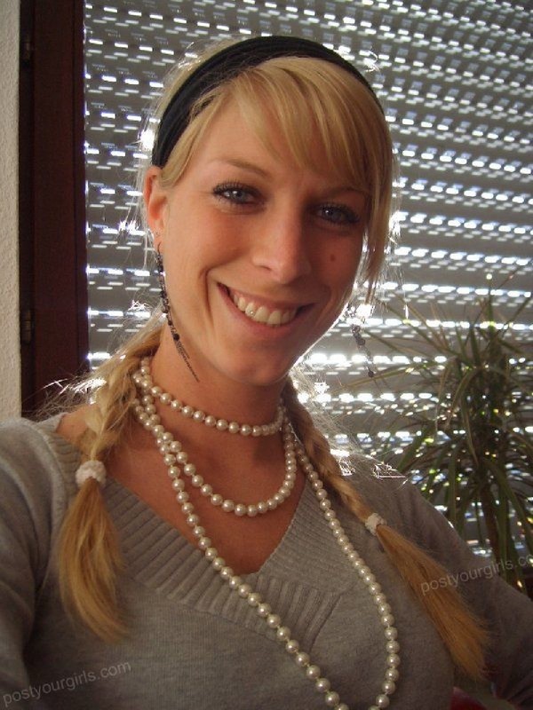 Страстная горячая мамка разделась 2 фото Страстная горячая мамка разделась 2 фото