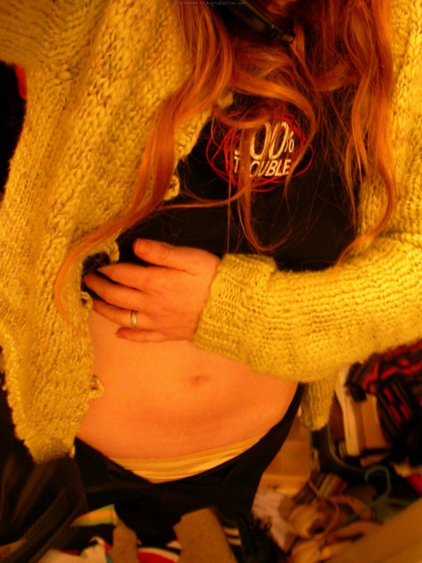 Рыжая мамка играет дома с писей 1 фото Рыжая мамка играет дома с писей 1 фото