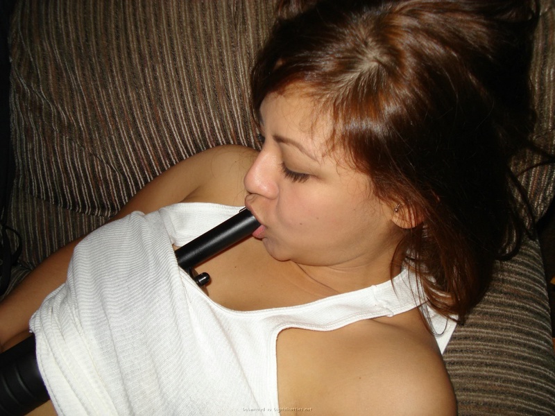 Девушка дрочит свою писечку стволом от игрушечного ружья 2 фото