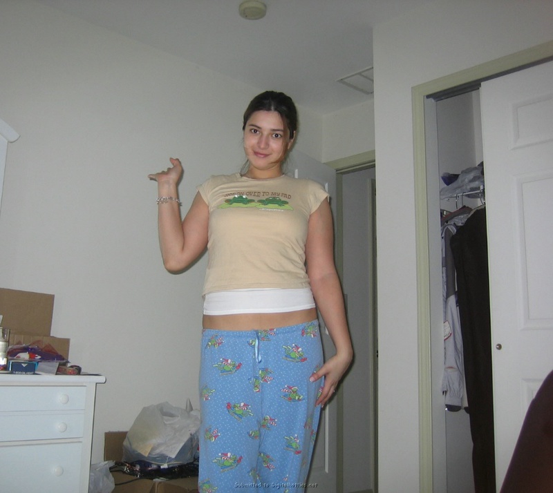 Секси брюнетка сочно демонстрирует свои формы всем нам 2 фото Секси брюнетка сочно демонстрирует свои формы всем нам 2 фото