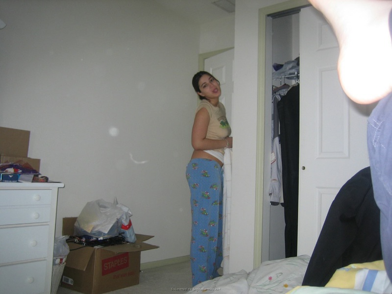 Секси брюнетка сочно демонстрирует свои формы всем нам 3 фото Секси брюнетка сочно демонстрирует свои формы всем нам 3 фото