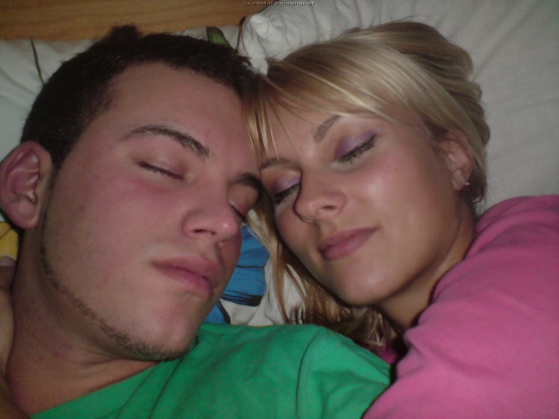 Голая блондинка курит в постели и ласкает член парня 1 фото Голая блондинка курит в постели и ласкает член парня 1 фото