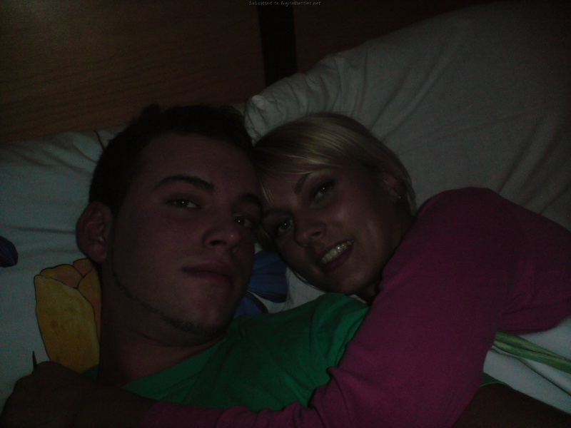 Голая блондинка курит в постели и ласкает член парня 2 фото Голая блондинка курит в постели и ласкает член парня 2 фото