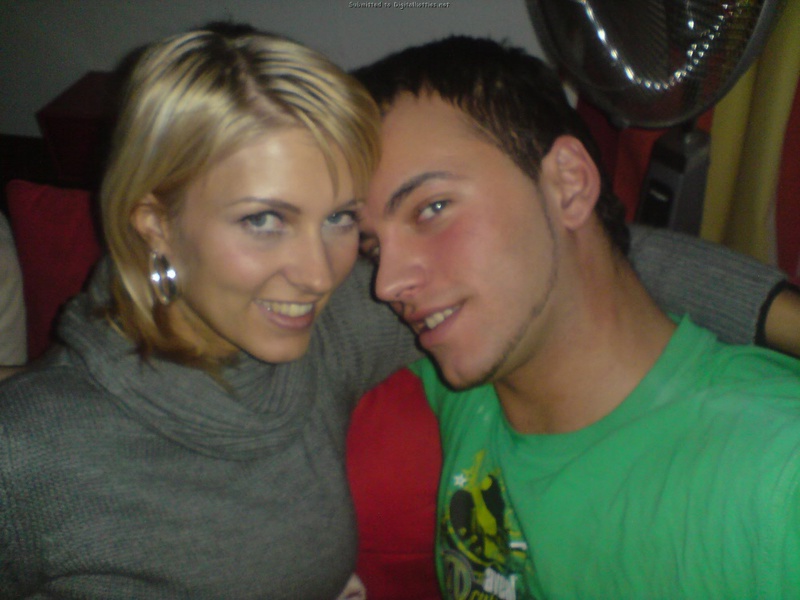 Голая блондинка курит в постели и ласкает член парня 10 фото Голая блондинка курит в постели и ласкает член парня 10 фото