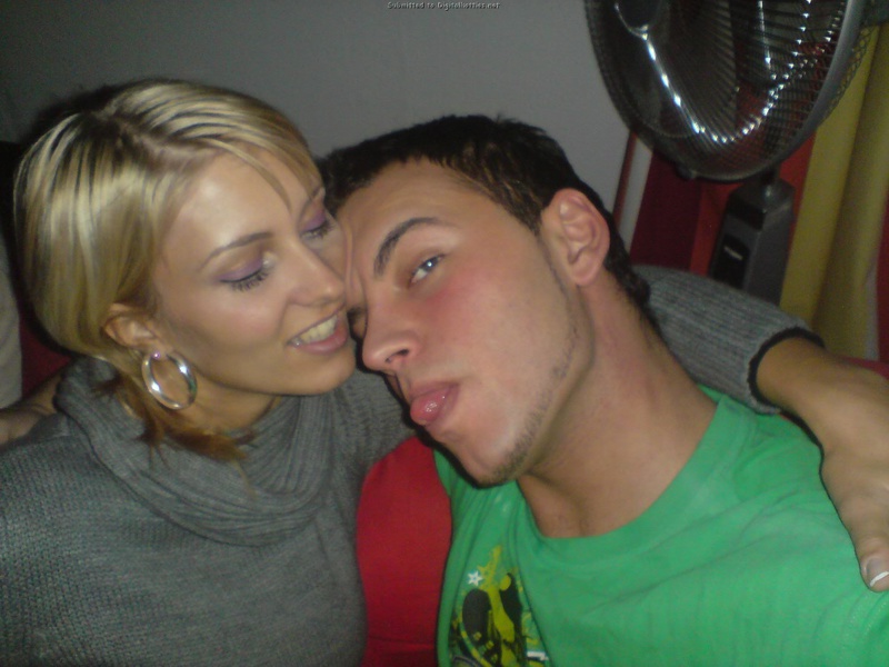 Голая блондинка курит в постели и ласкает член парня 11 фото Голая блондинка курит в постели и ласкает член парня 11 фото