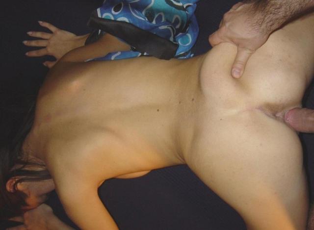 Сует во влагалище самотык и делает минет 14 фото