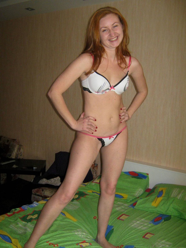 Рыжая сучка вертит булками и шалит очень смачно 2 фото Рыжая сучка вертит булками и шалит очень смачно 2 фото