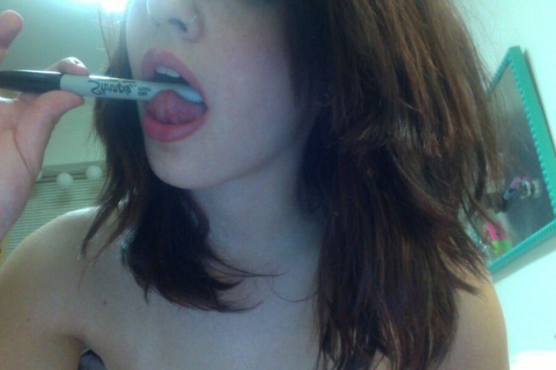 Молодая девушка позирует перед веб камерой и раздевается догола 13 фото Молодая девушка позирует перед веб камерой и раздевается догола 13 фото