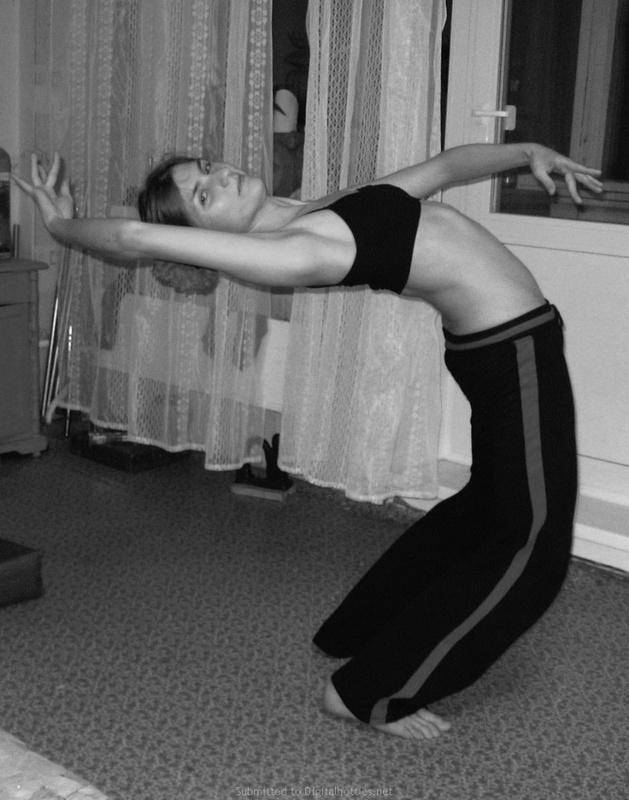 Разделась до гола и показала спортивную фигуру 15 фото Разделась до гола и показала спортивную фигуру 15 фото