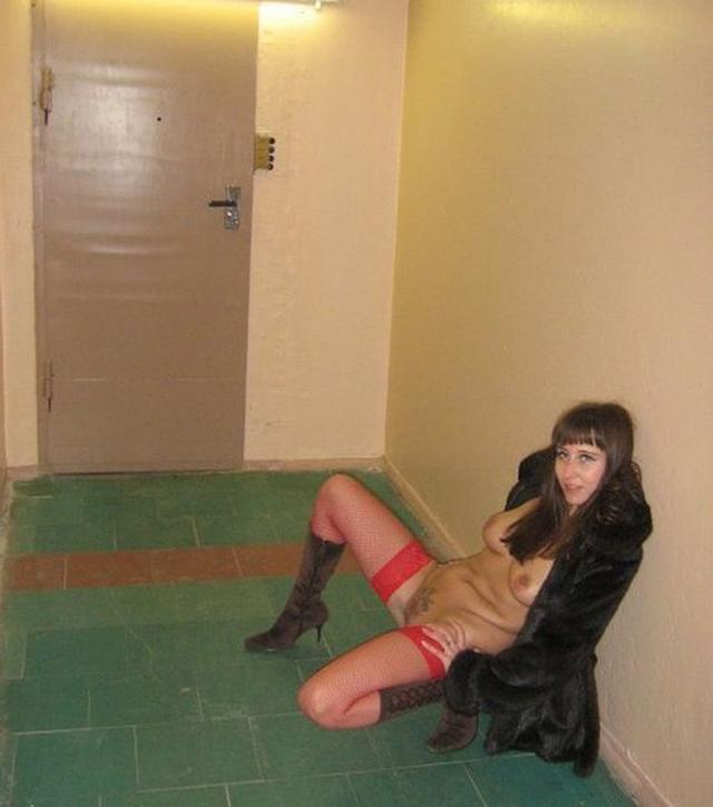 Позирует обнаженной в разных местах 27 фото Позирует обнаженной в разных местах 27 фото