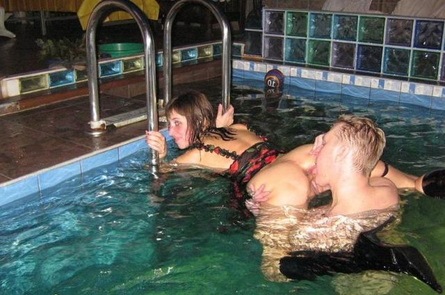 Позирует обнаженной в разных местах 34 фото Позирует обнаженной в разных местах 34 фото