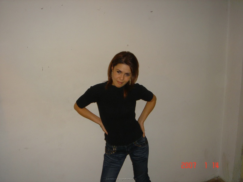 Симпатичная девушка красиво и сладко раздевается на камеру 5 фото Симпатичная девушка красиво и сладко раздевается на камеру 5 фото