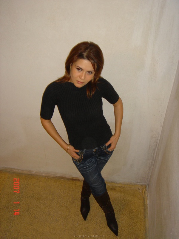 Симпатичная девушка красиво и сладко раздевается на камеру 9 фото Симпатичная девушка красиво и сладко раздевается на камеру 9 фото