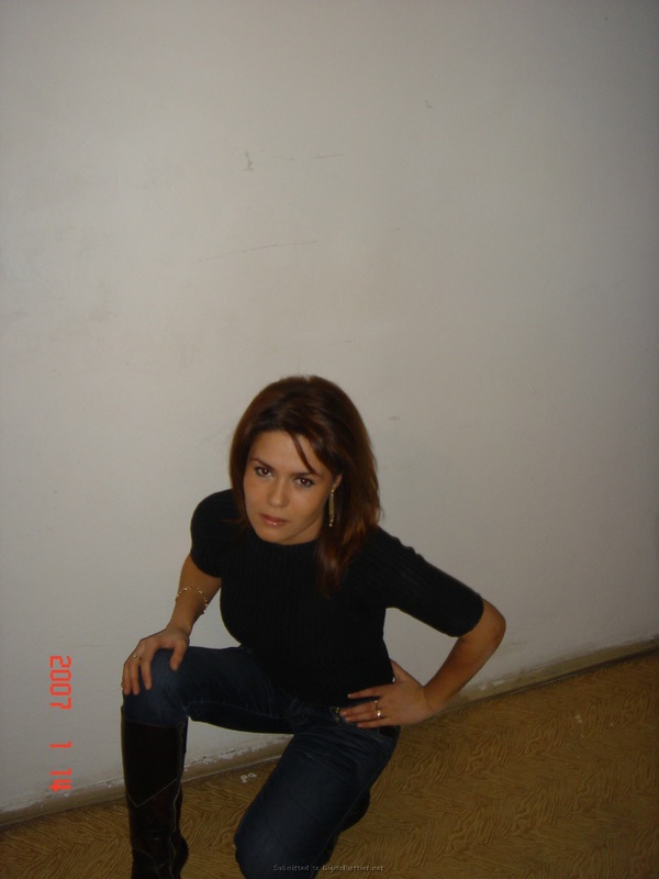 Симпатичная девушка красиво и сладко раздевается на камеру 4 фото Симпатичная девушка красиво и сладко раздевается на камеру 4 фото