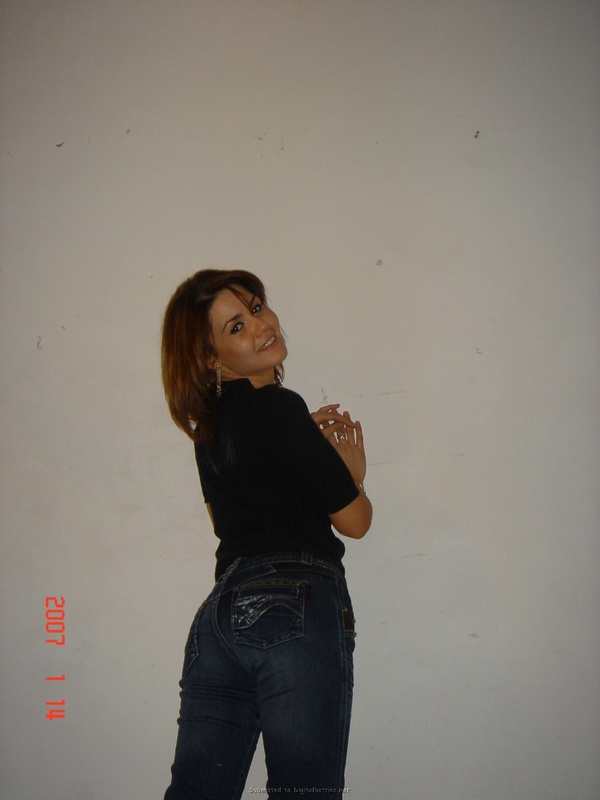 Симпатичная девушка красиво и сладко раздевается на камеру 1 фото Симпатичная девушка красиво и сладко раздевается на камеру 1 фото