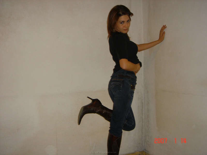 Симпатичная девушка красиво и сладко раздевается на камеру 8 фото Симпатичная девушка красиво и сладко раздевается на камеру 8 фото