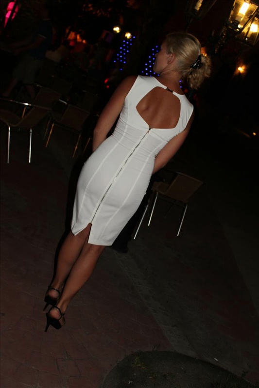 Сексапильная женщина ходит по саду и отдыхает на берегу моря 1 фото