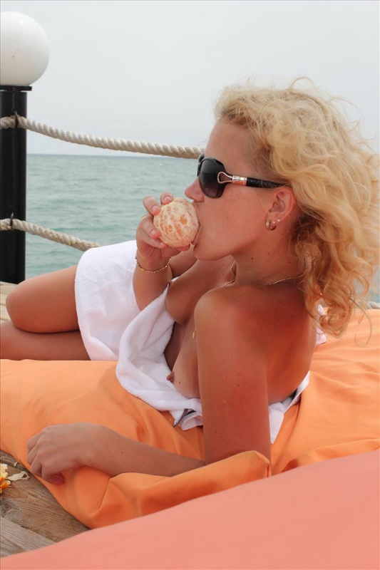 Сексапильная женщина ходит по саду и отдыхает на берегу моря 20 фото