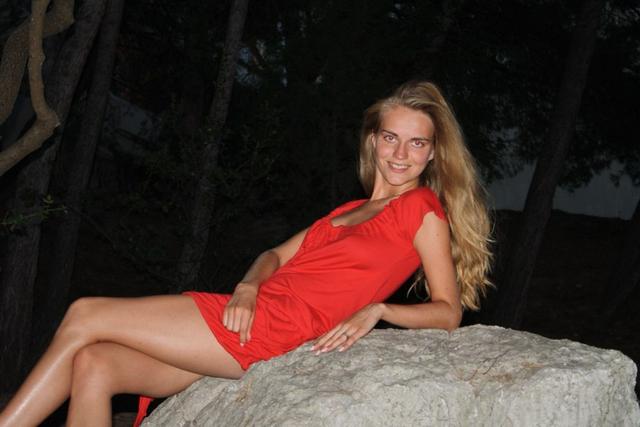 Симпатичная девушка трахается с парнем дома и позирует у моря 17 фото Симпатичная девушка трахается с парнем дома и позирует у моря 17 фото