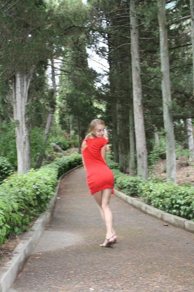 Симпатичная девушка трахается с парнем дома и позирует у моря 16 фото Симпатичная девушка трахается с парнем дома и позирует у моря 16 фото