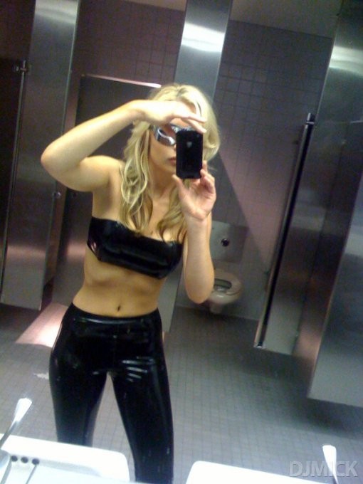 Подборка голых селфи в зеркале 2 фото Подборка голых селфи в зеркале 2 фото