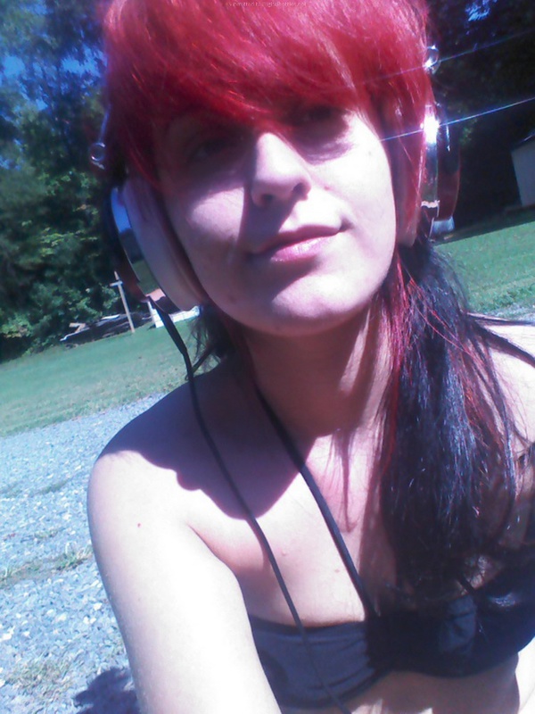 Рыжая девчонка любит погулять и по-позировать голой 6 фото Рыжая девчонка любит погулять и по-позировать голой 6 фото