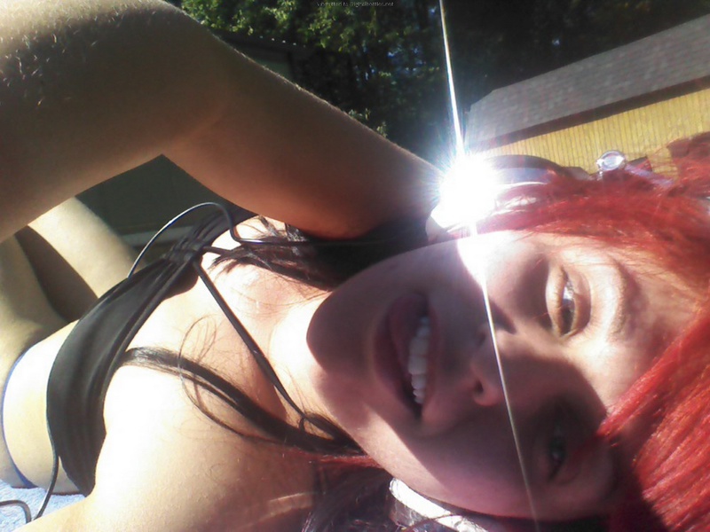 Рыжая девчонка любит погулять и по-позировать голой 5 фото Рыжая девчонка любит погулять и по-позировать голой 5 фото