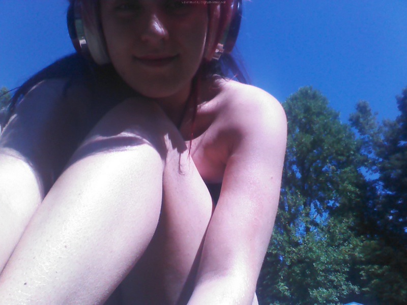 Рыжая девчонка любит погулять и по-позировать голой 9 фото Рыжая девчонка любит погулять и по-позировать голой 9 фото